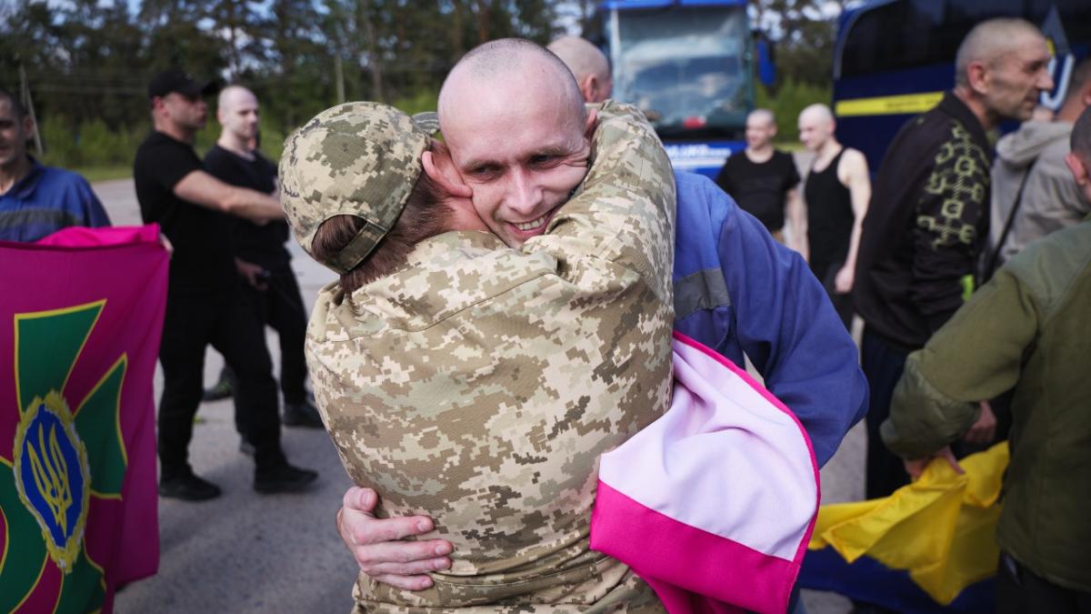rusia si ucraina au facut cel mai mare schimb de prizonieri de cand a inceput invazia mii de ucraineni raman in captivitate