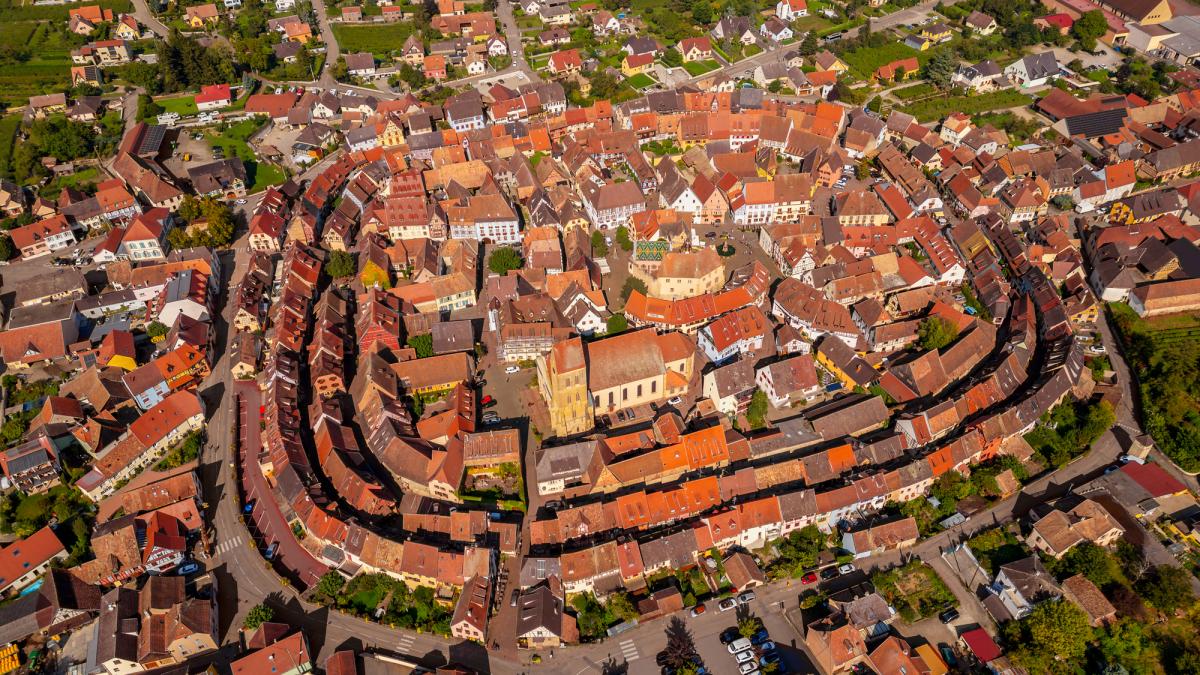 un sat medieval francez construit in urma cu 800 de ani in trei cercuri perfecte ii uimeste pe cercetatori