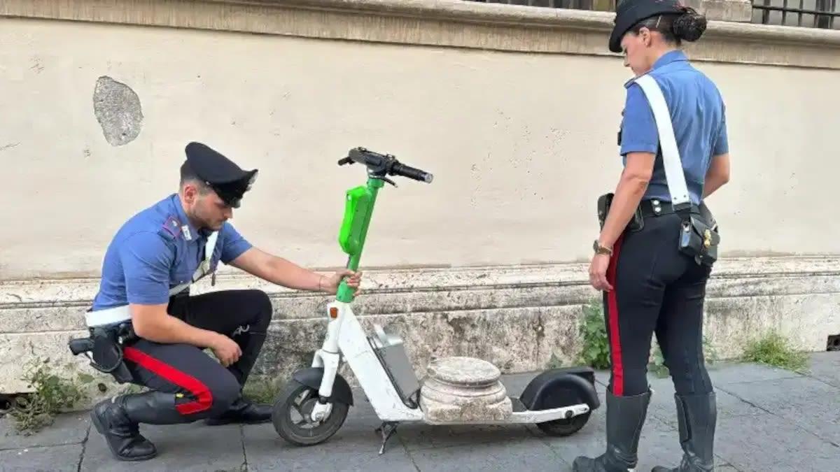 urmarire ca n filme in roma un turist fugea cu o bucata de coloana antica pe o trotineta electrica si s a scuzat ca era un suvenir