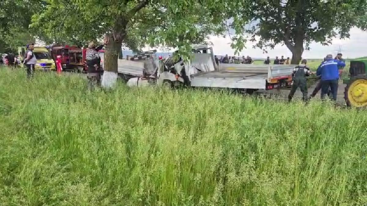 accident cumplit in vrancea doua autoutilitare s au ciocnit dupa ce una a intrat pe contrasens trei oameni au murit