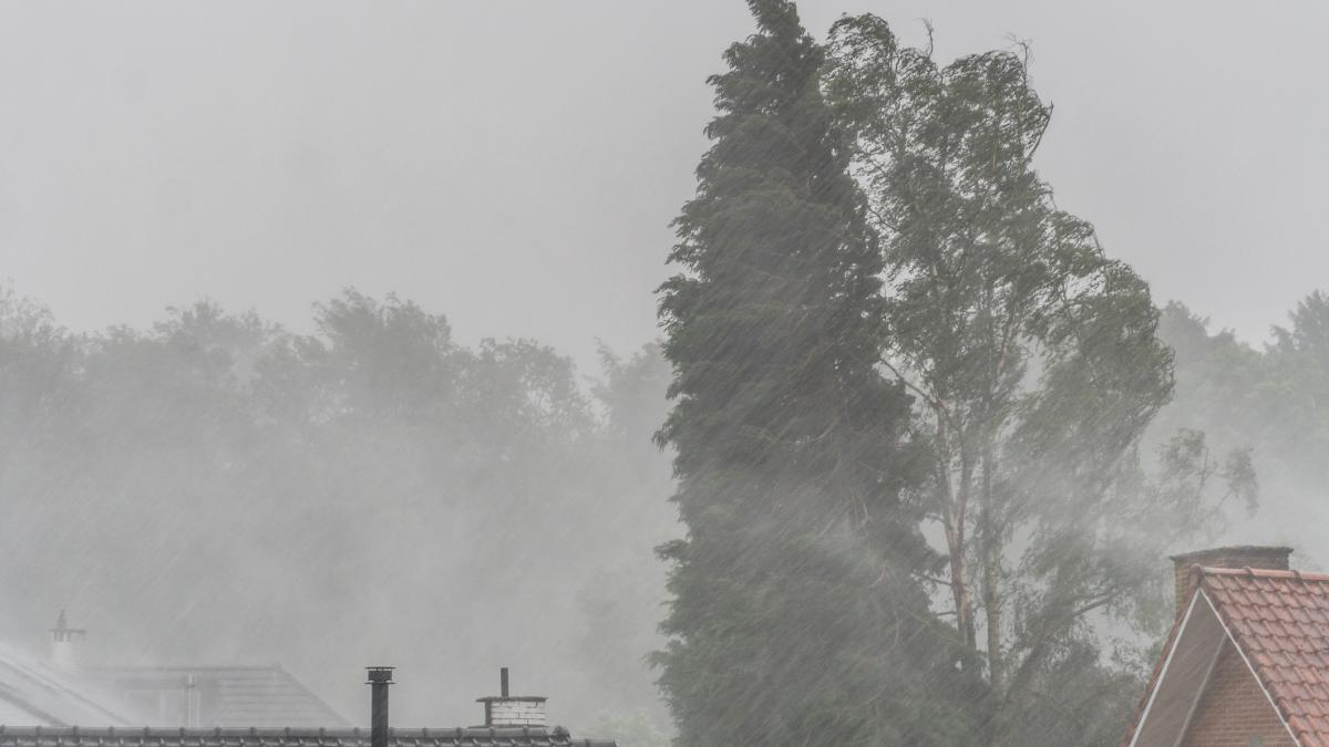 Alertă meteo imediată: A fost emis un cod roșu de ploi torențiale și grindină de mari dimensiuni