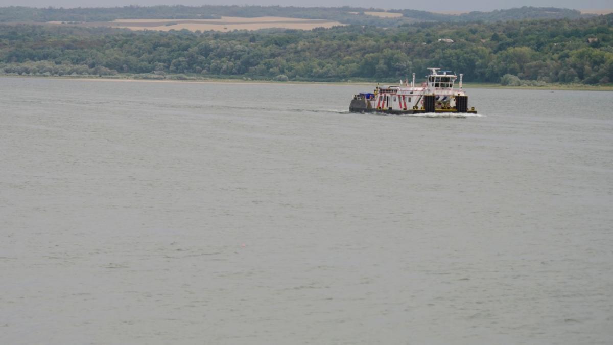 accident naval pe dunare o barca cu noua oameni la bord s a rasturnat