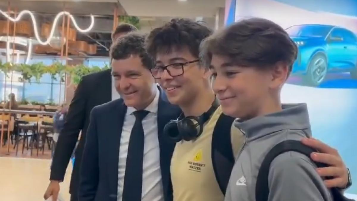 inainte de a pleca in polonia nicusor dan a vorbit cu sustinatorii la aeroport si a facut poze cu tinerii nu a vrut sa stea la vip