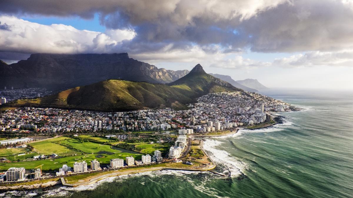 africa de sud a inceput sa se inalte din ocean oamenii de stiinta spun ca nu este din cauza activitatii tectonice