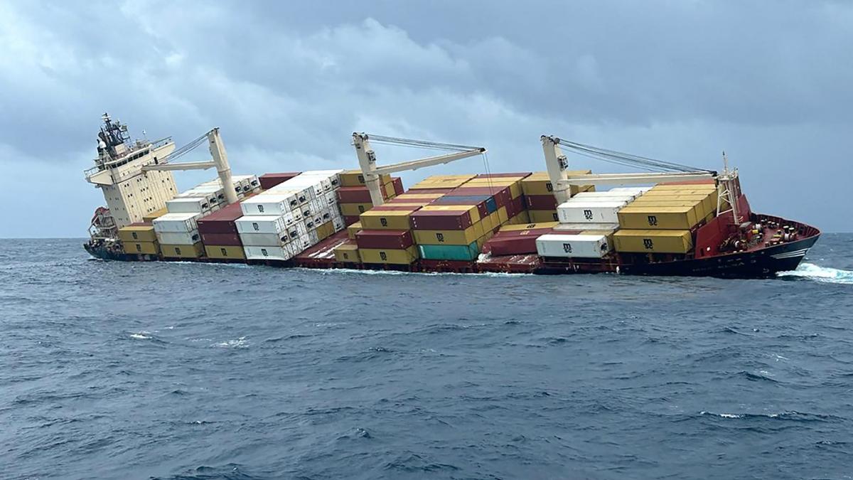 alerta dupa ce un vapor de marfa incarcat cu substante periculoase s a rasturnat in mare containerele plutesc in deriva spre tarm