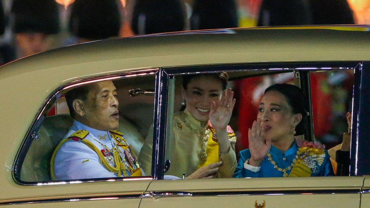 cel mai bogat rege din lume detine 38 de avioane private 300 de masini de lux si 52 de ambarcatiuni aurite