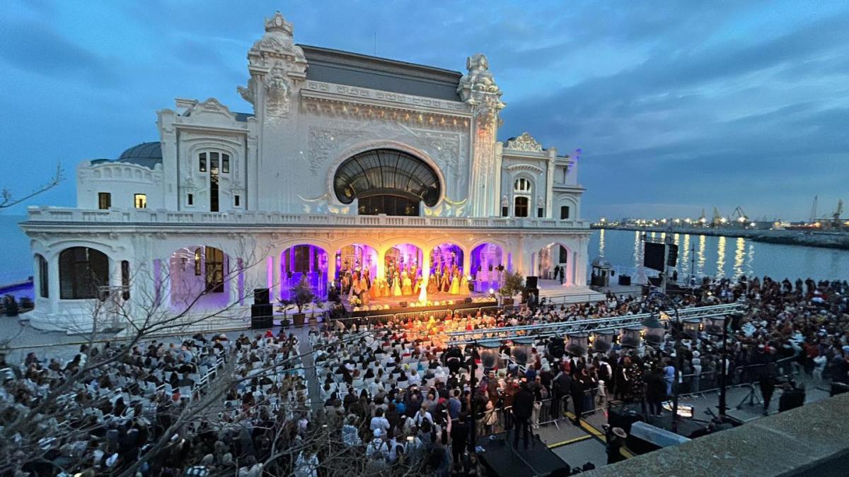 imagini spectaculoase cu cazinoul din constanta dupa redeschidere in patru zile a fost vizitat de 10 000 de oameni