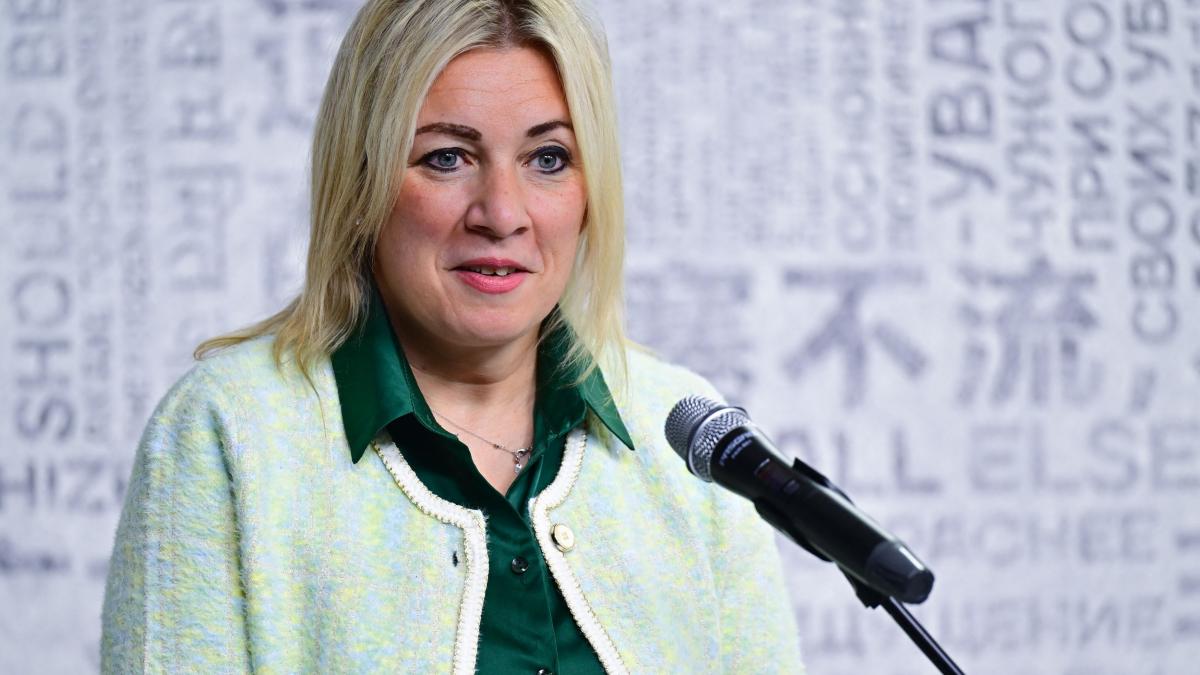 maria zaharova il ironizeaza pe emmanuel macron dupa incidentul cu sotia lui poate a fost mana kremlinului