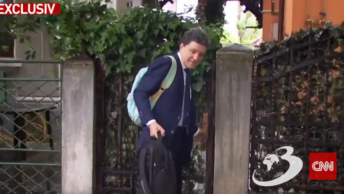 nicusor dan cu ghiozdanul in spate inaintea ceremoniei de investire ce le a spus copiilor lui despre ziua de azi