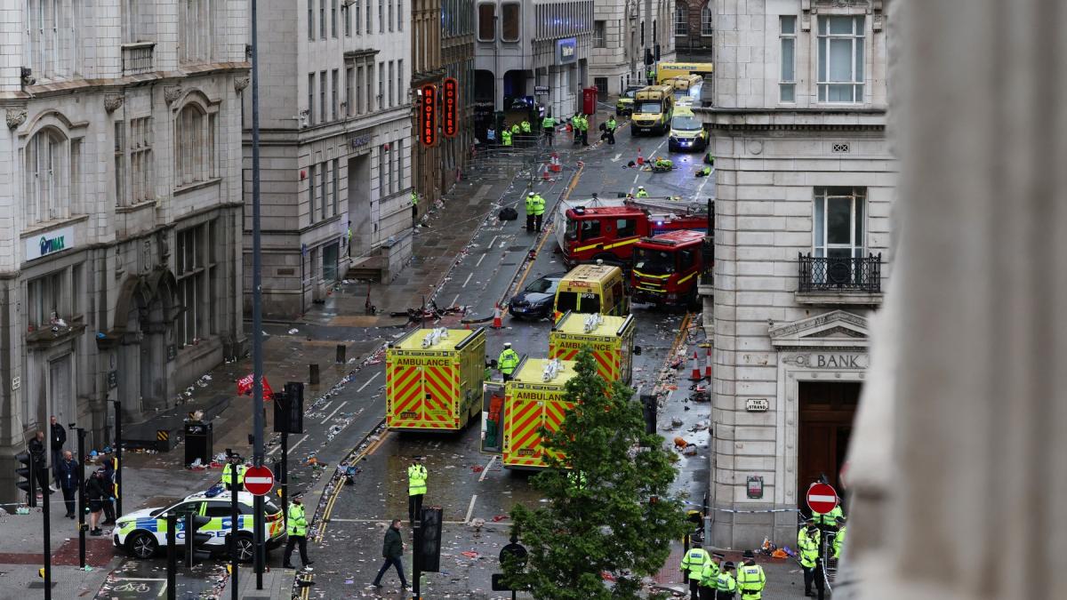 o masina a intrat in multimea care sarbatorea victoria lui liverpool in premier league