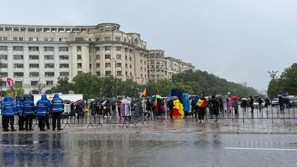 un barbat a venit inarmat cu trei cutite si un briceag la protestul anuntat de simion in ziua investirii presedintelui