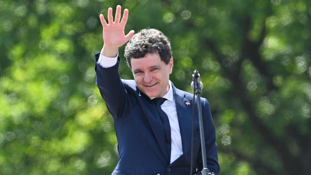 vecinii lui nicusor dan il lauda si spun ca de cand il cunosc nu s a schimbat deloc un om deosebit nu a uitat de unde a plecat