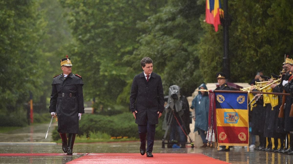 vedete si oameni de afaceri prezenti la ceremonia de investire a lui nicusor dan este un om care prefera sa faca