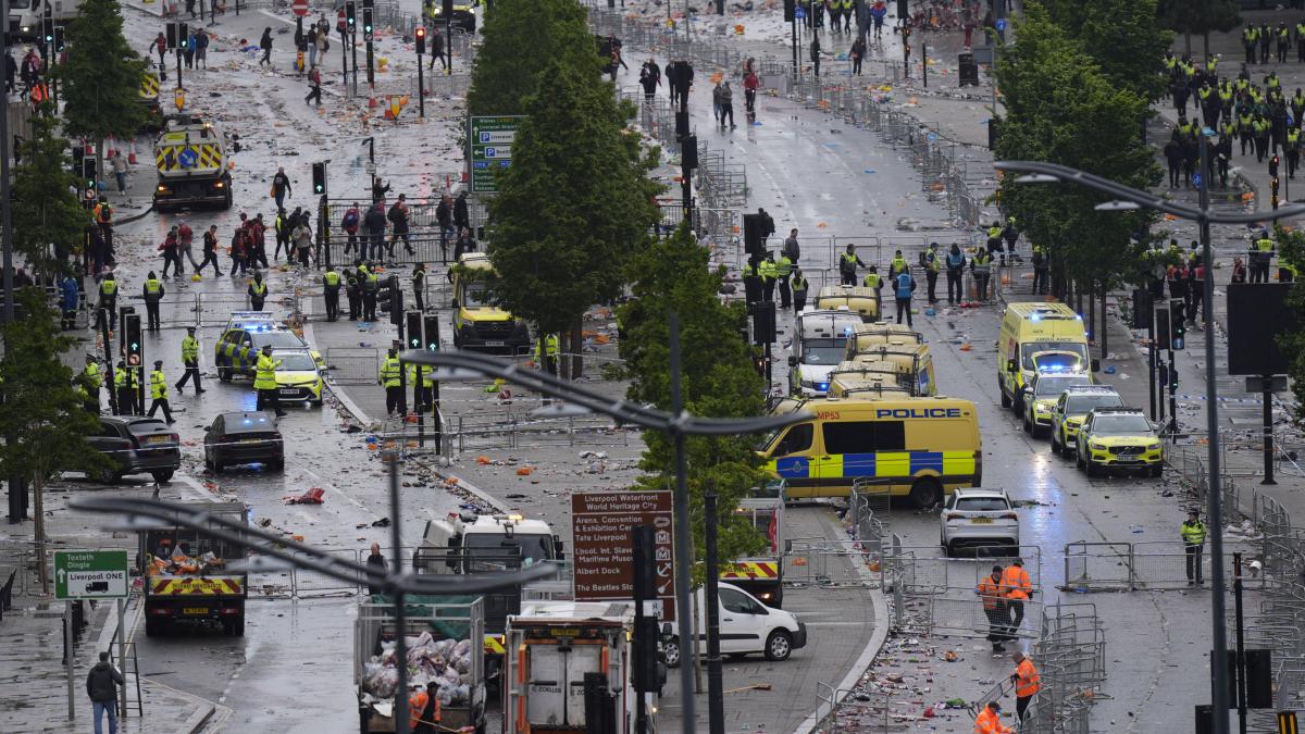 50 de raniti dupa 30 de secunde de haos martor la tragedia din liverpool un barbat a fost aruncat 6 metri copiii plangeau