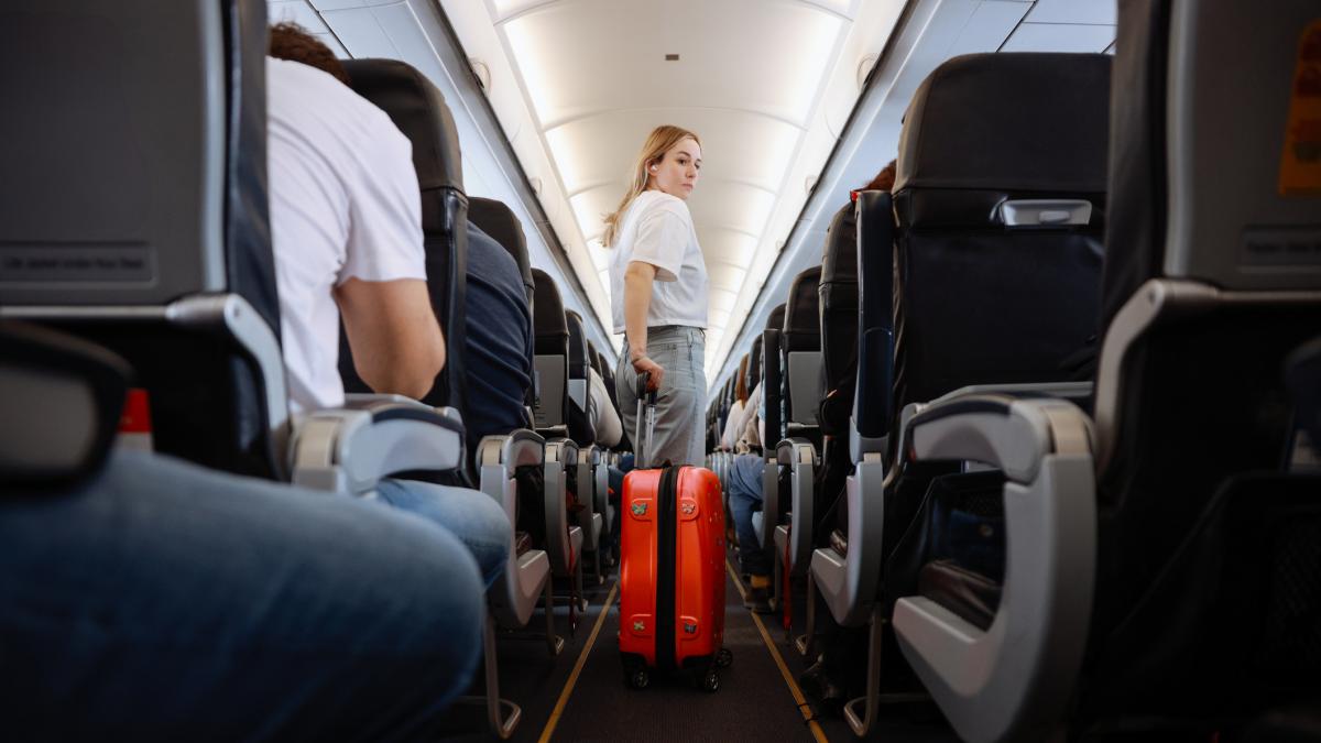 amenda de peste 60 de euro pentru calatorii care se grabesc si se ridica de pe scaune inainte de oprirea avionului pe pista in turcia