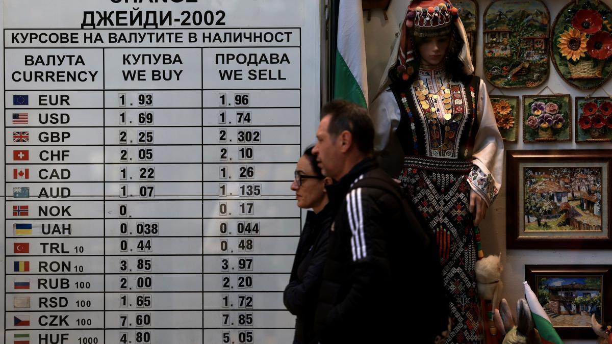 bulgaria la un pas de aderarea la euro in ciuda fricii populatiei de scumpiri si a unui referendum anti euro propus de presedinte