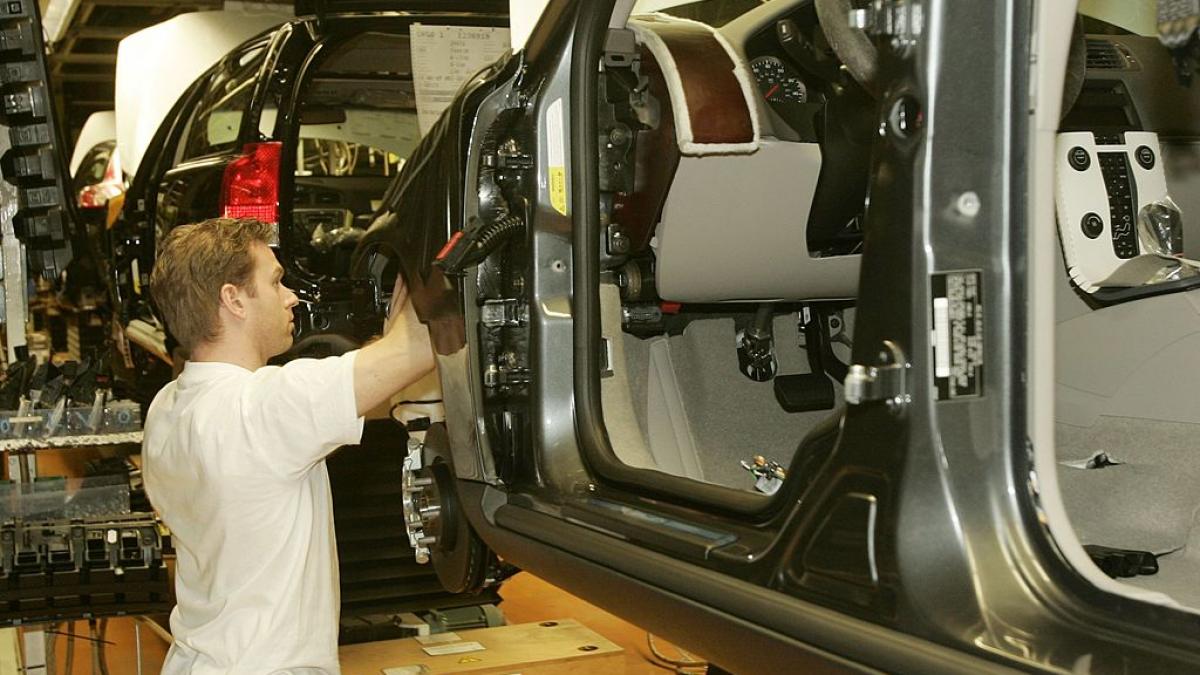 Continuă concedierile în masă la producătorii auto: Volvo va da afară 3.000 de angajați ca să-și reducă cheltuielile