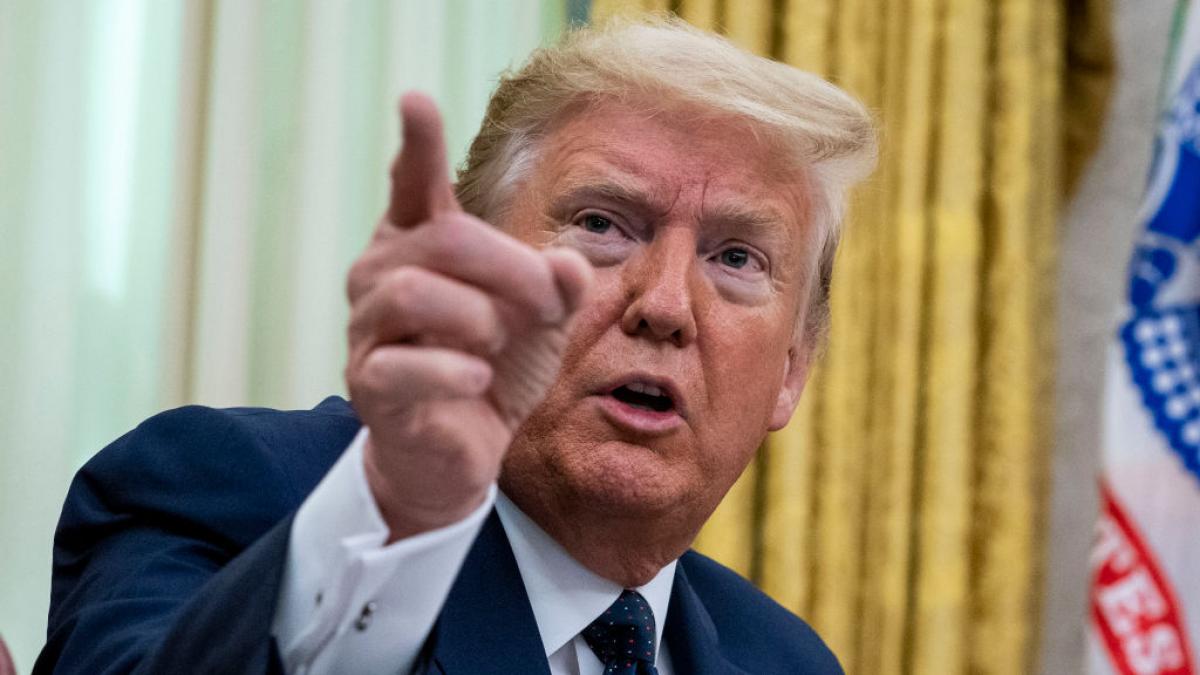 donald trump aratand cu degetul