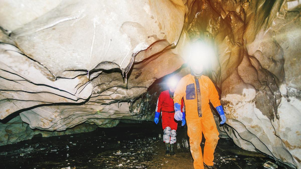 doua schelete descoperite intr o pestera la roma ar putea redeschide cazul unei teribile tragedii de acum 30 de ani