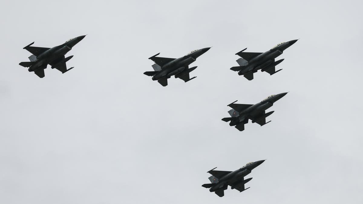 exercitii militare in romania fortele aeriene anunta zboruri cu f 16 si alte avioane la altitudini reduse