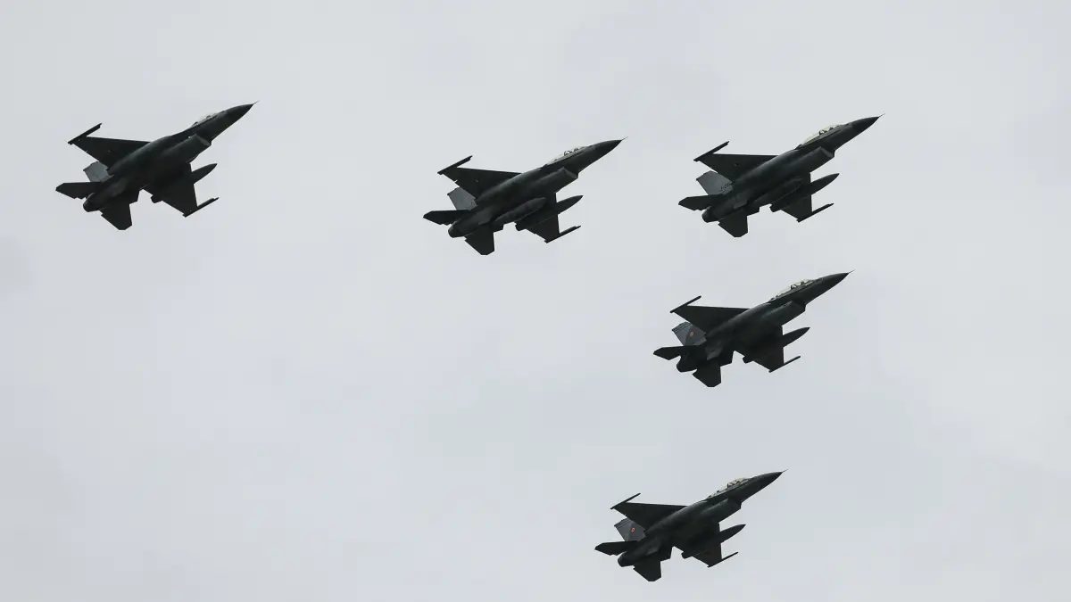exercitii militare in romania fortele aeriene anunta zboruri cu f 16 si alte avioane la altitudini reduse