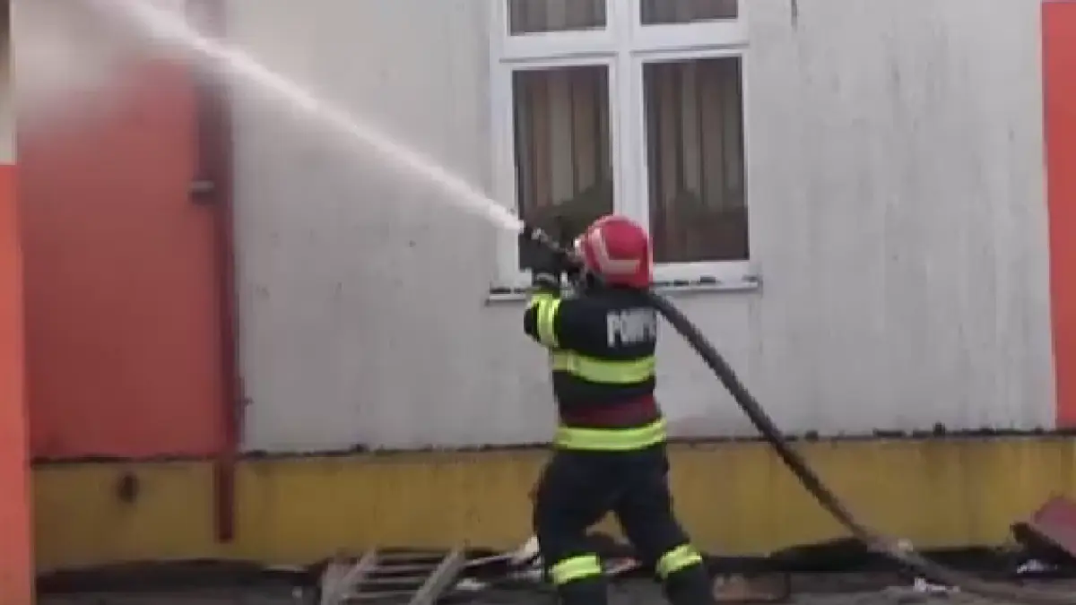 explozie urmata de incendiu la o scoala din botosani un elev a dat foc unei sticle cu benzina in baie dupa o provocare pe internet