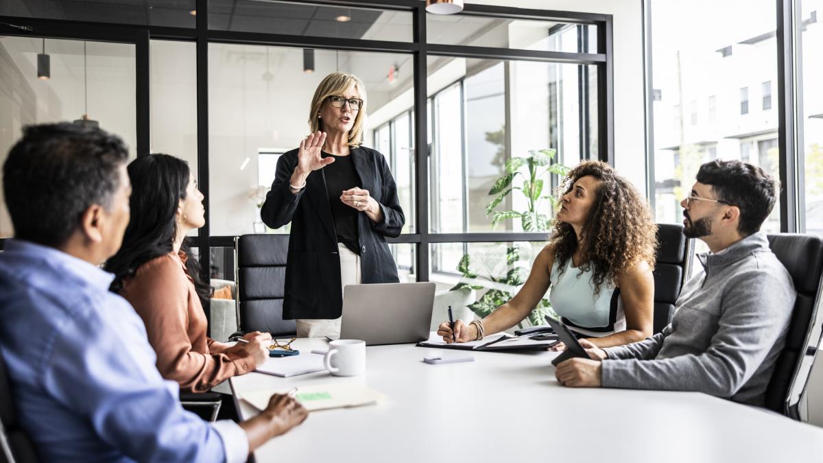 oameni care construiesc viitorul unitip global investeste in formare practica si cariere durabile