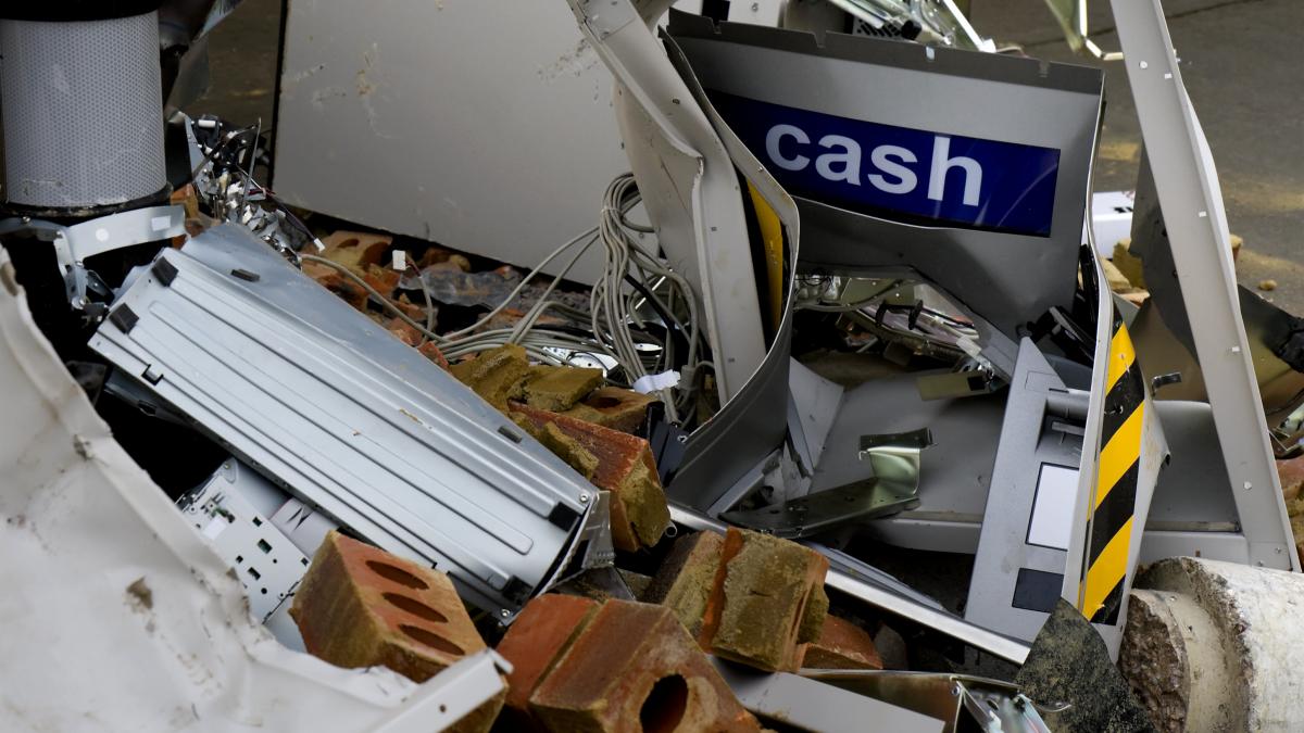 politia olandeza a arestat 18 oameni care explodau si jefuiau atm uri acestia au furat in total 1 2 milioane de euro