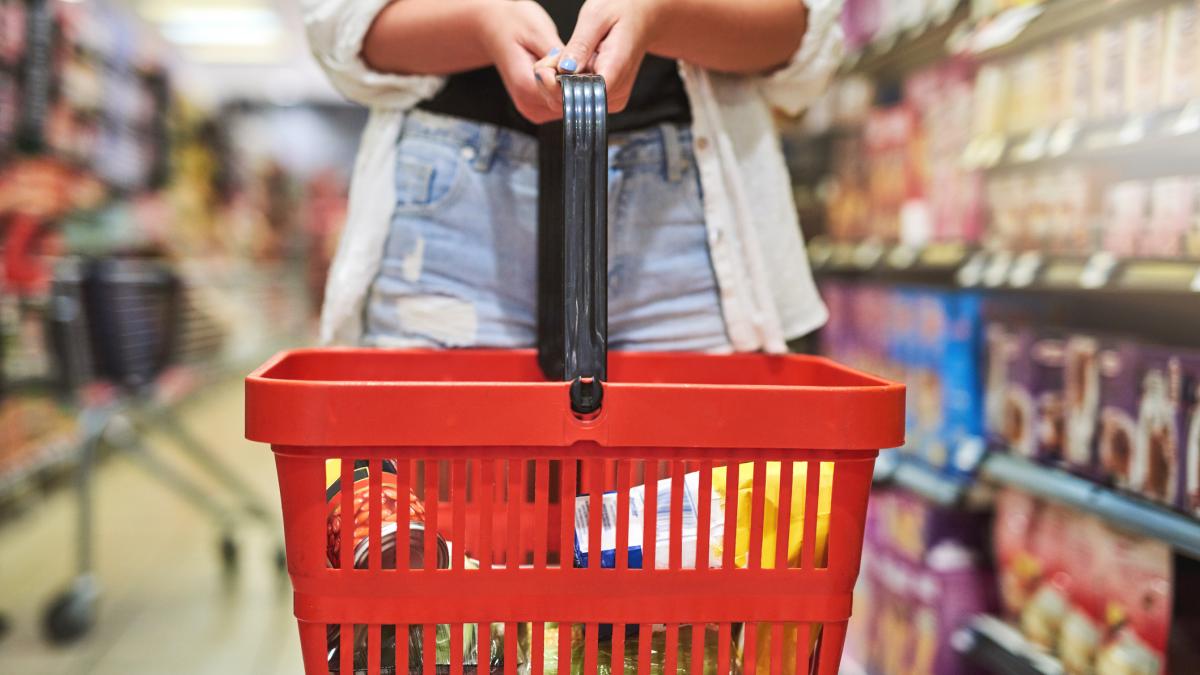 romanii cu venituri mici vor primi mai putini bani de la guvern cu ce suma vor fi incarcate cardurile pentru alimente