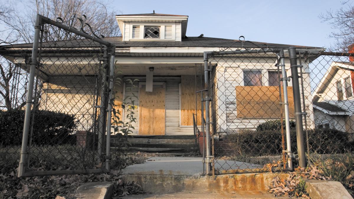 un roman care ocupa abuziv o locuinta in italia a fost evacuat in baza unei legi noi care a fost reactia giorgiei meloni