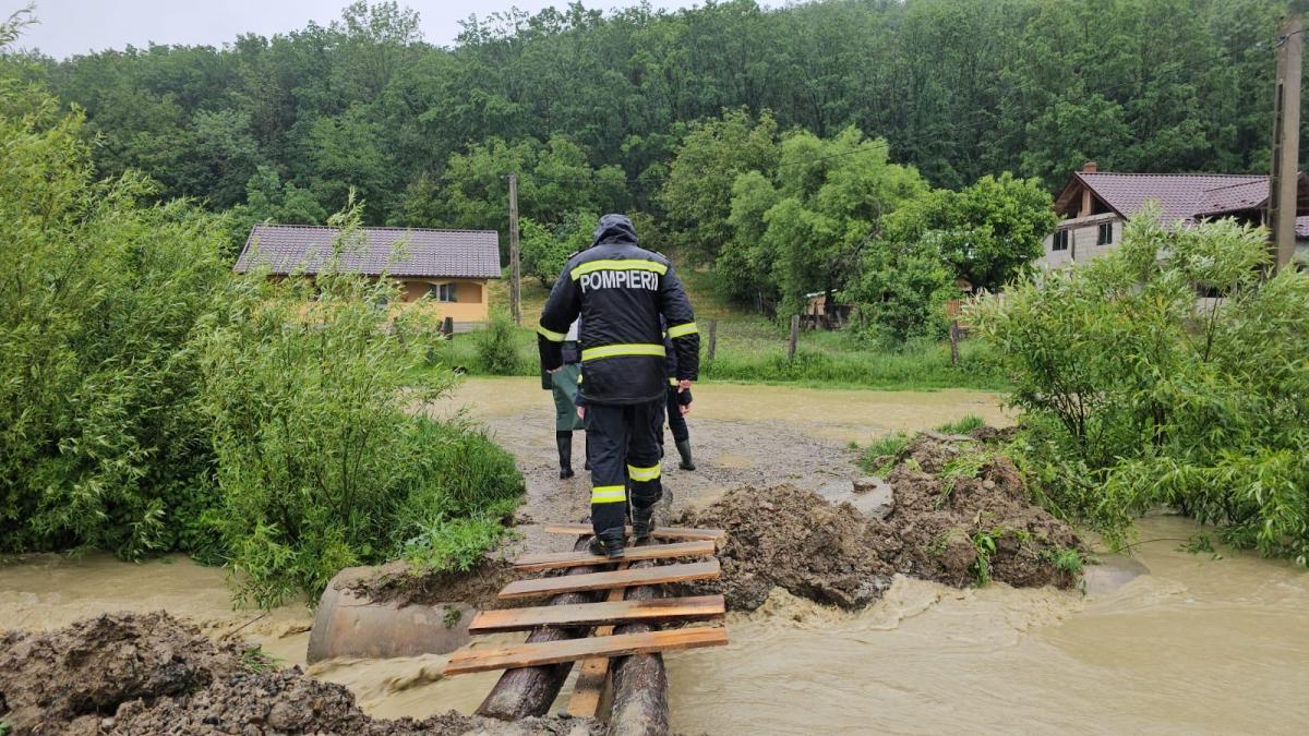 Imagini impresionante de la intervenția pompierilor pentru salvarea oamenilor și animalelor din zonele inundate