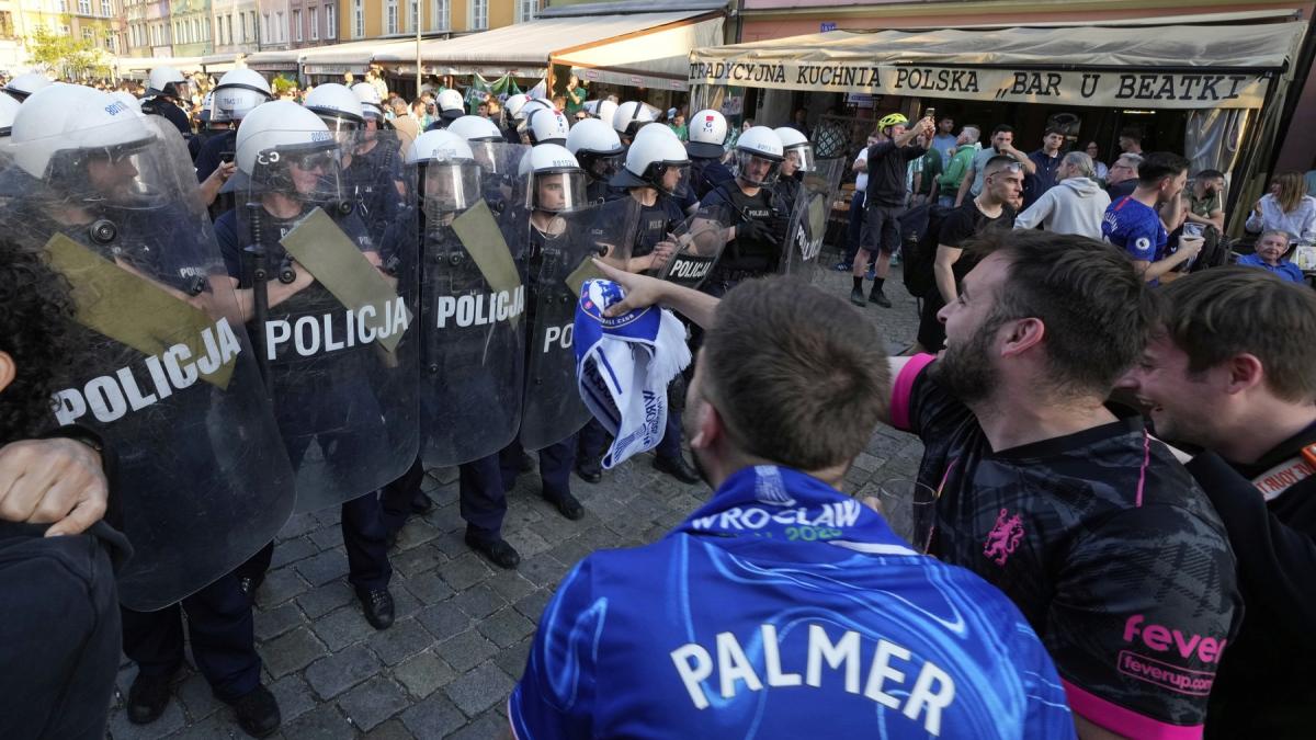 donald tusk promite toleranta zero fata de orice forma de violenta la finala conference league dintre chelsea si real betis