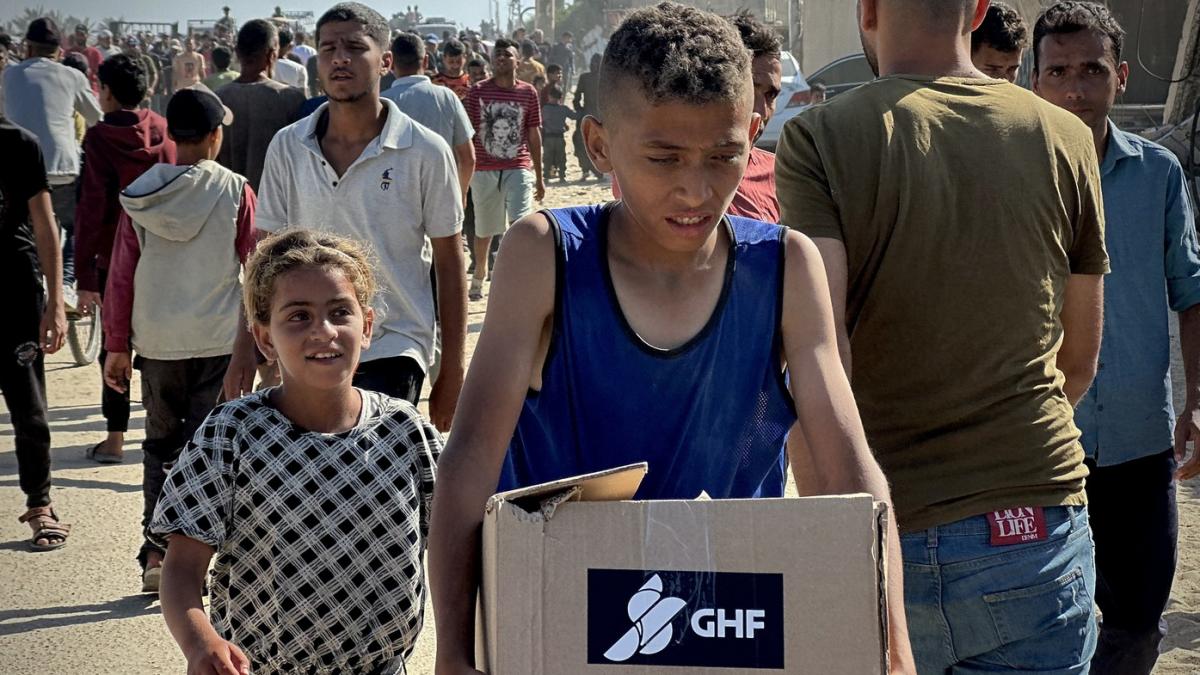 haos in ziua in care au fost aduse alimente in gaza palestinienii disperati au fugit spre ajutoare soldatii israelieni au tras in aer