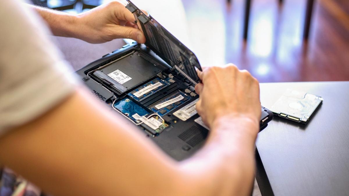 un barbat si a alimentat casa timp de 8 ani folosind baterii de laptop