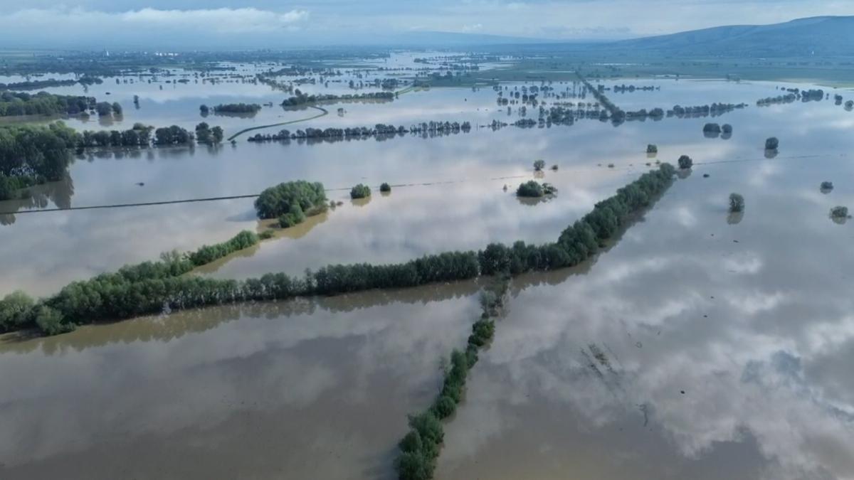 imagini teribile din drona cu localitatea bacel unde totul a devenit o mare de apa si nu se mai vede nicio casa