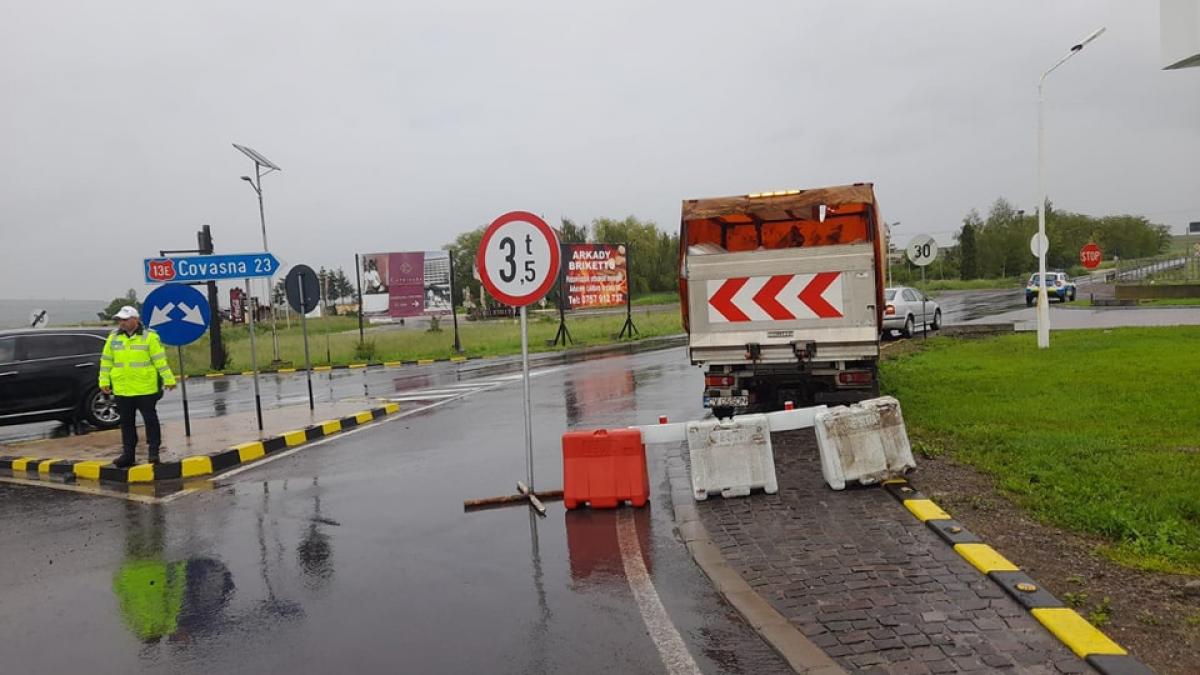 restrictii de circulatie pe mai multe drumuri nationale din cauza inundatiilor si traficul feroviar este afectat