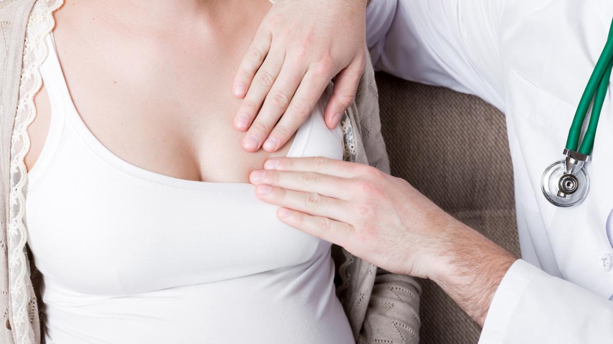 sentinta soc in italia prin care un medic acuzat de hartuire a fost achitat si a sprijinit palmele pe sani dar nu a apasat