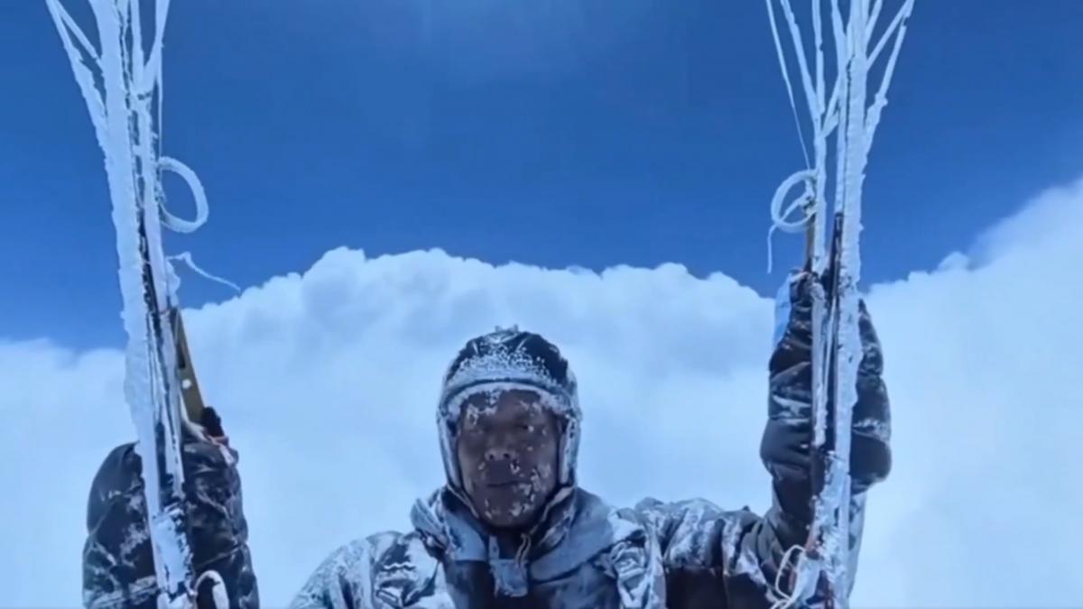 un chinez a supravietuit la o altitudine de peste 8000 de metri la 40 de grade dupa ce a aterizat fortat cu parapanta