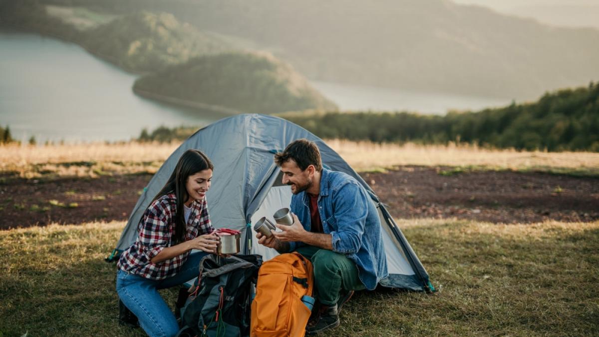ghid pentru camping cu cortul ce ai nevoie si cum te pregatesti