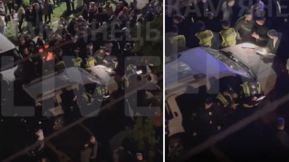 imagini cu un vehicul de recrutare al armatei ucrainene blocat de cetateni intr un oras din vestul tarii ce i a nemultumit pe oameni