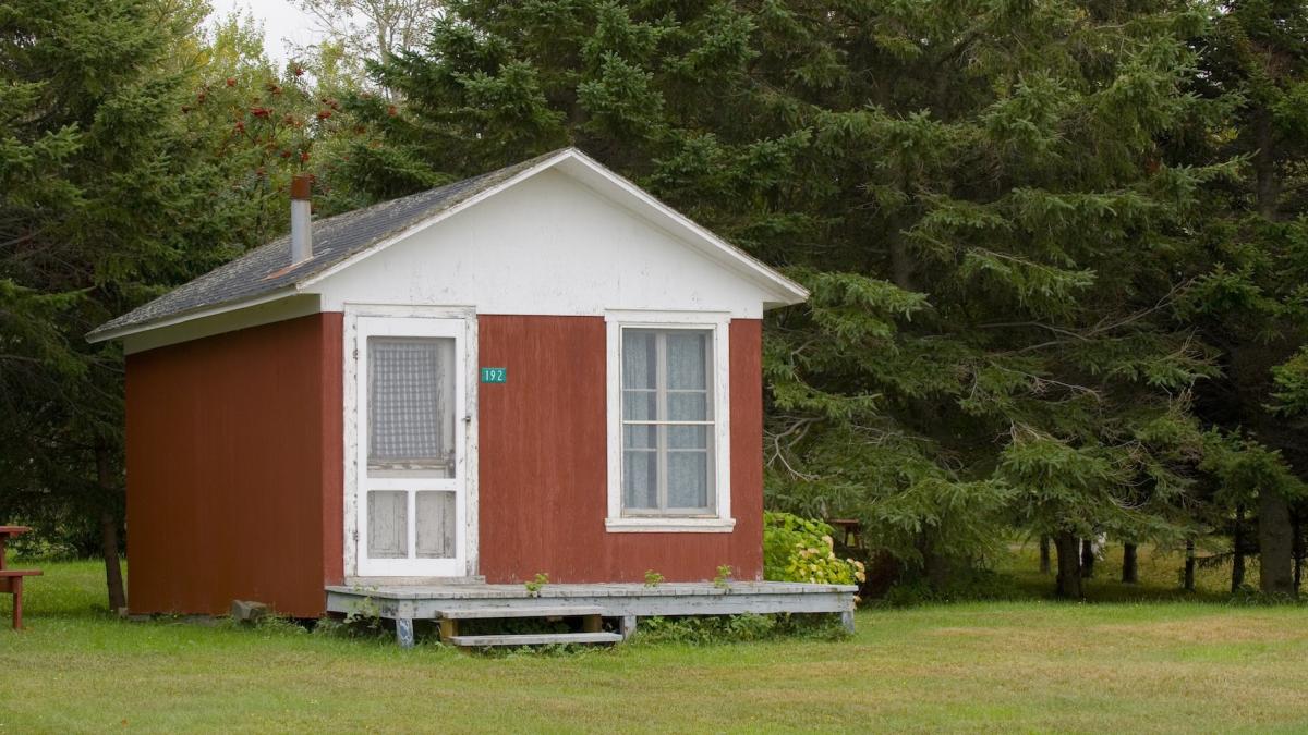 un om a venit cu ideea sa construiasca tiny house pentru oamenii strazii si un intreg scandal a izbucnit in oraselul sau