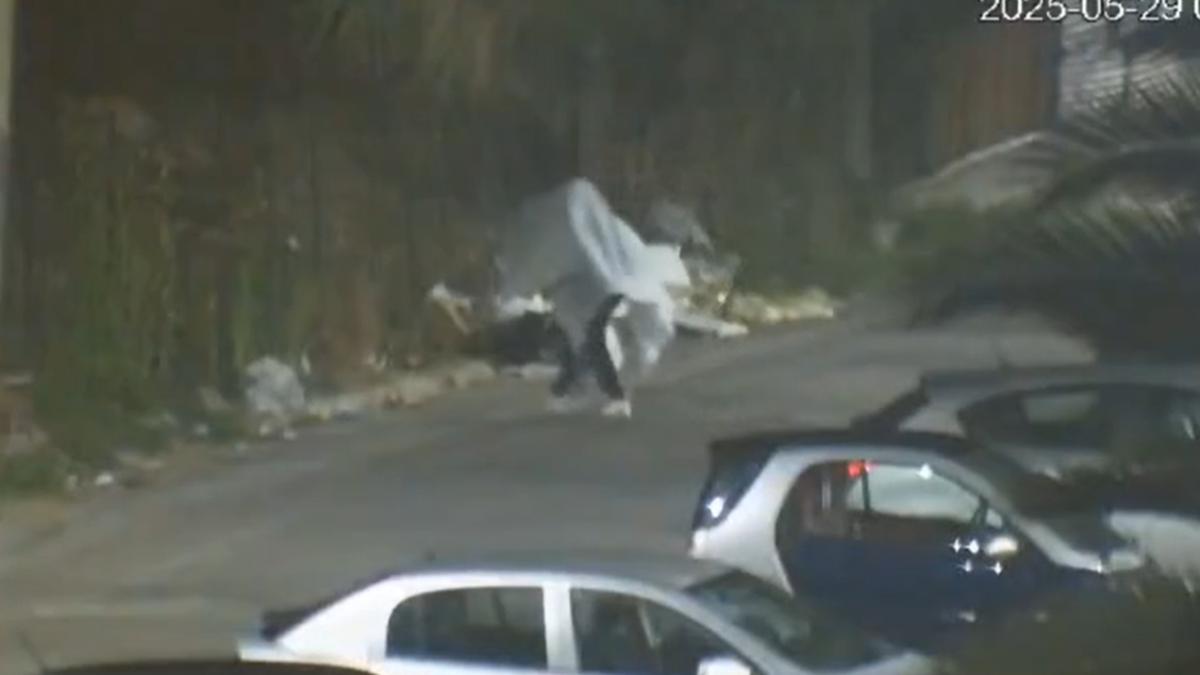 video un barbat din italia s a deghizat in fantoma ca sa arunce ilegal gunoiul a omis insa un detaliu care l a dat de gol