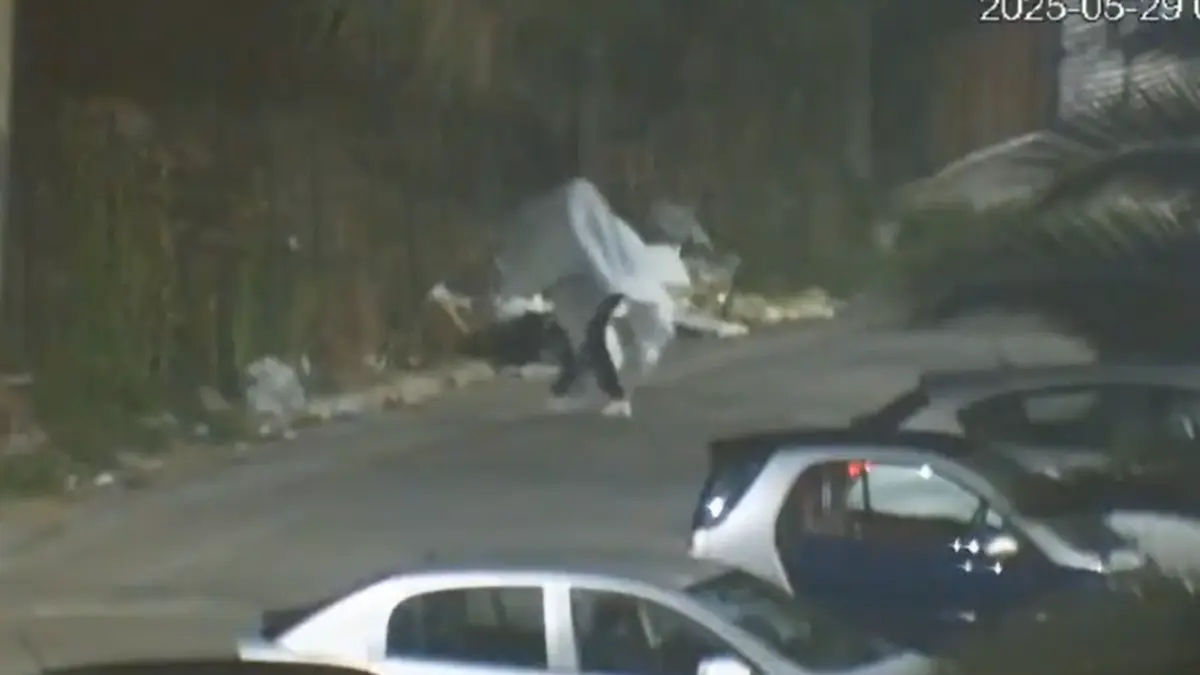 video un barbat din italia s a deghizat in fantoma ca sa arunce ilegal gunoiul a omis insa un detaliu care l a dat de gol