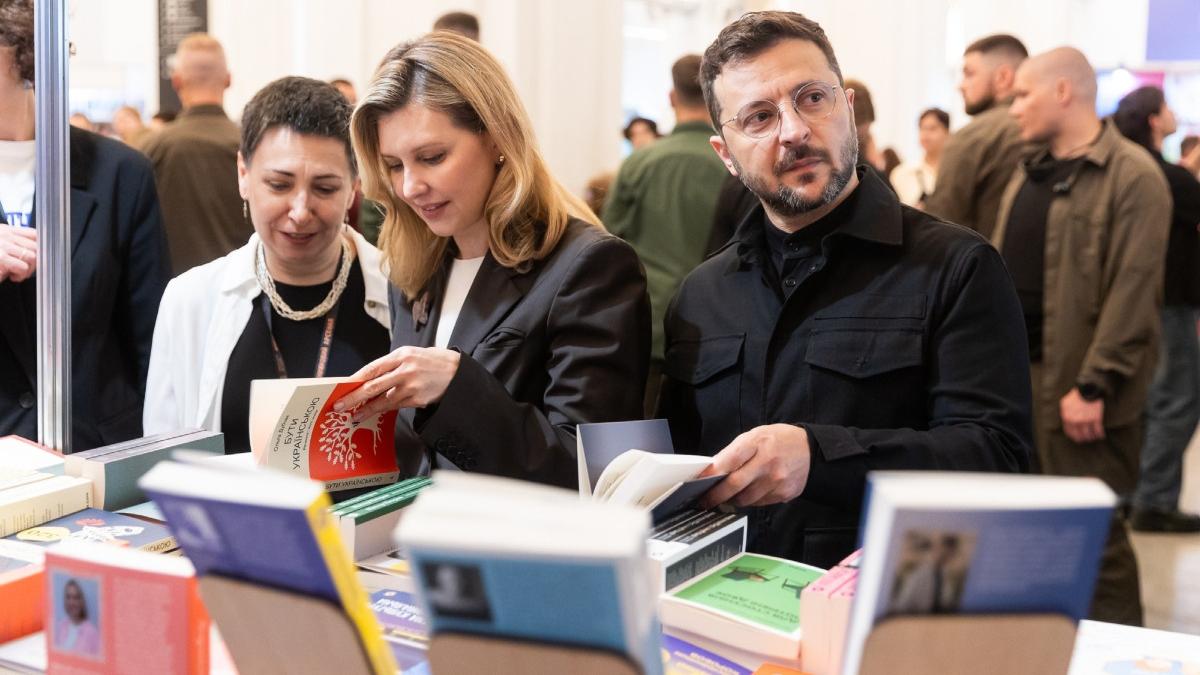 volodimir zelenski a plecat de la un targ de carte din kiev cu volumul ucideti tiranul