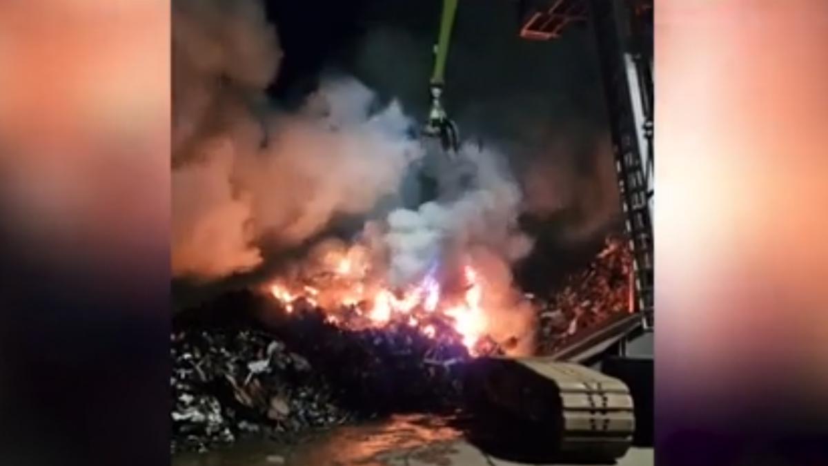 incendiu violent in portul constanta pompierii s au luptat peste patru ore cu flacarile la un depozit de deseuri de fier vechi