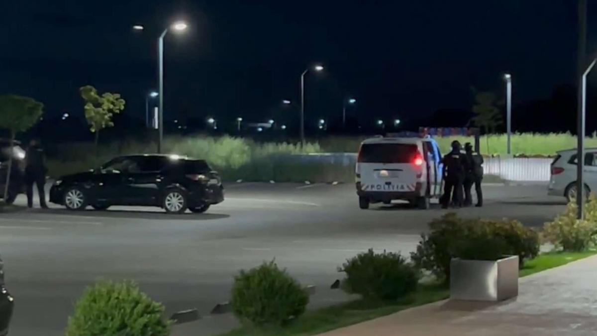 o tanara insarcinata a fost impuscata in complexul cosmopolis de langa bucuresti un barbat e cautat de politie