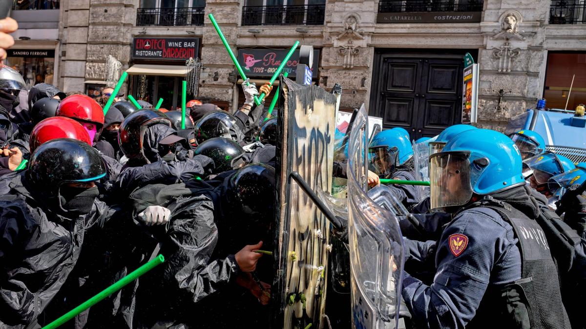 proteste la roma impotriva unei noi legi de securitate cel mai mare atac la adresa libertatii din istoria italiei republicane