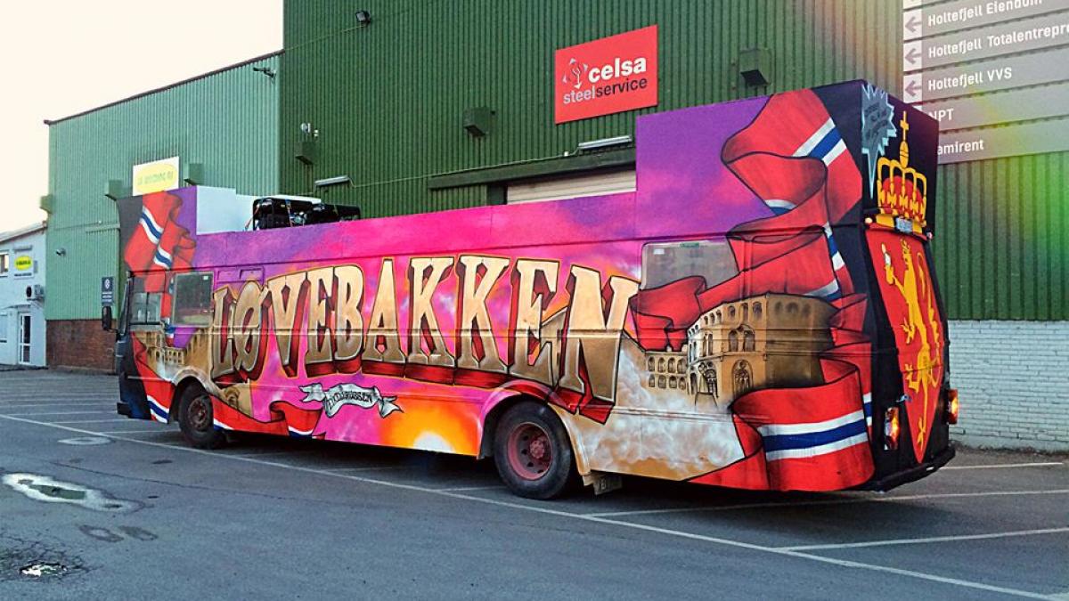 traditia absolventilor norvegieni petreceri pana in zori in russebuss prin oslo guvernul este ingrijorat