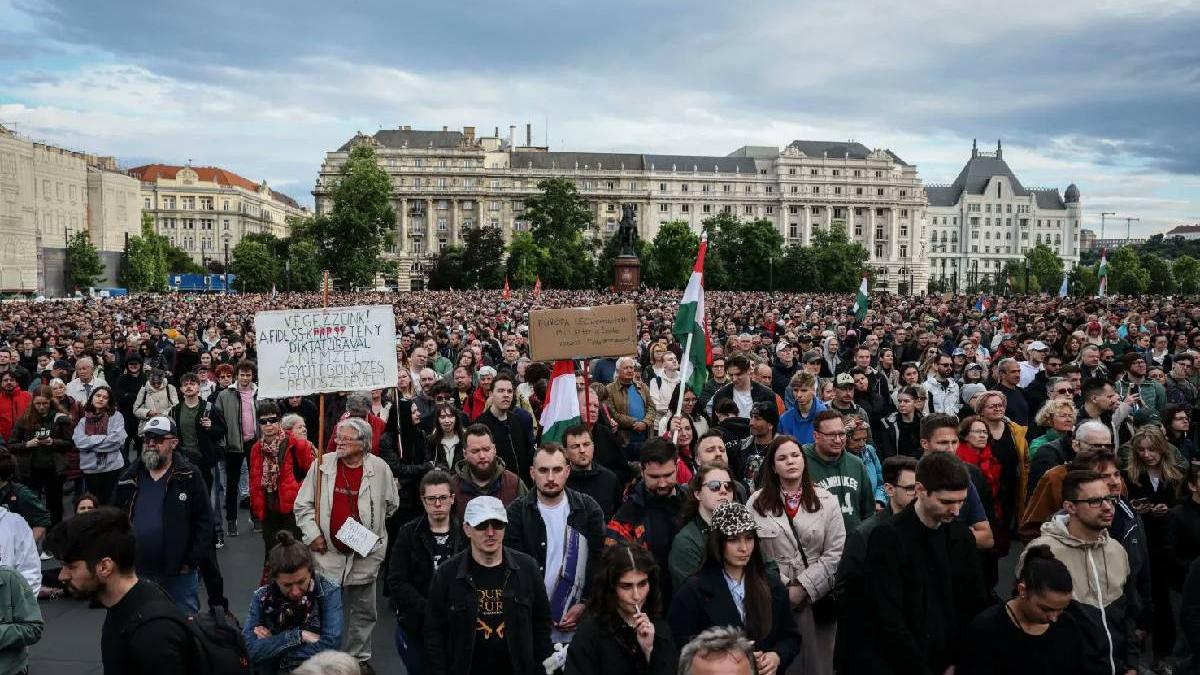 mii de maghiari au protestat la budapesta impotriva legii care permite sanctionarea media si ong urilor finantate din strainatate