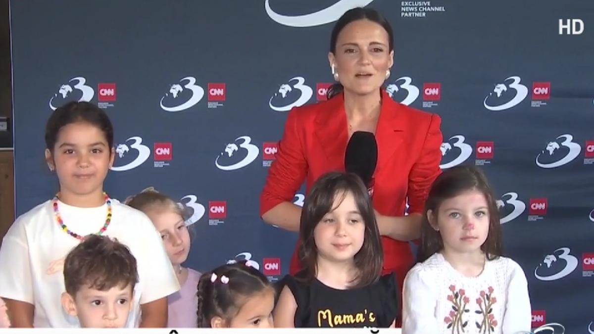 tabara de genii marca romania inteligenta a revenit la cariova copii fac exercitii de dictie la teatrul marin sorescu